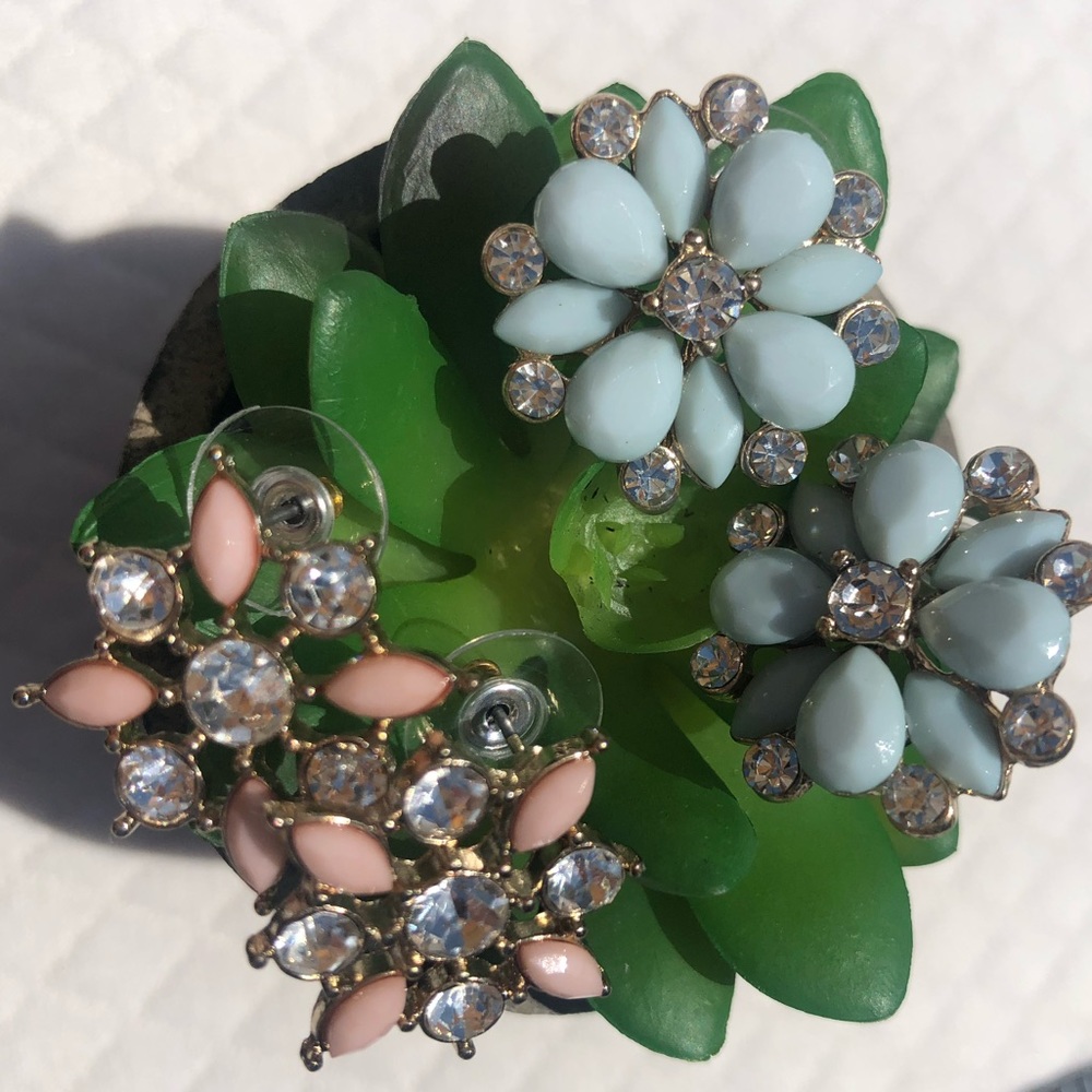 Beautiful bundle of flowery classic earrings ✨ Timeless feel✨ - Picture 5 of 12